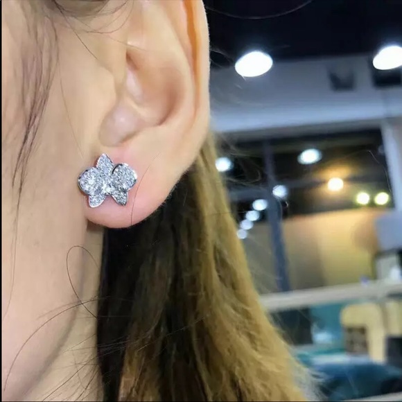 New 925 Silver Tender Flower Diamond Stud Earrings - Picture 3 of 3